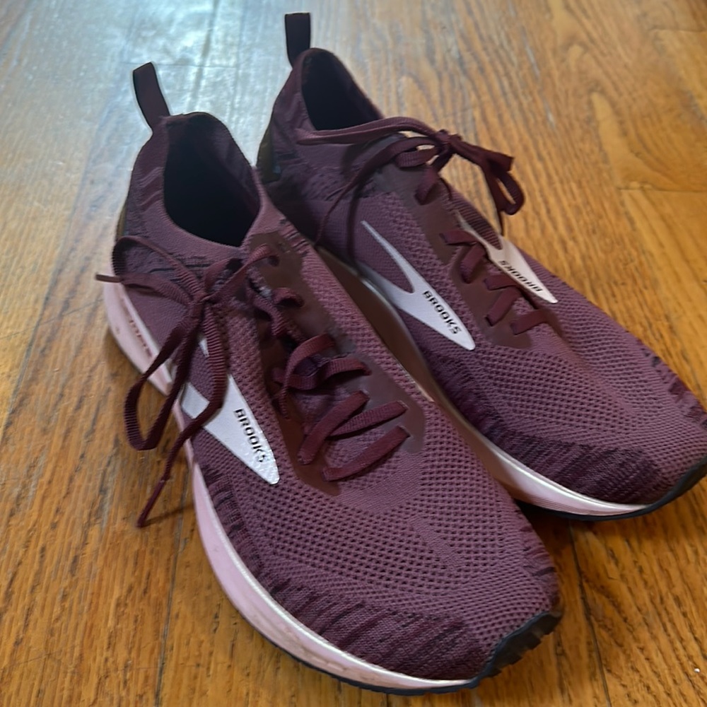 Brooks Levitate Maroon/Burgundy with Rose sole 10.5